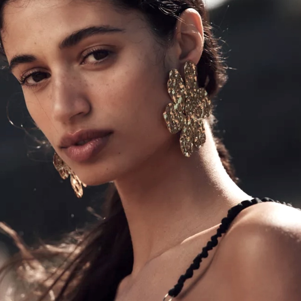 *NEW* ZARA HAMMERED GOLD MAXI FLORAL EARRINGS